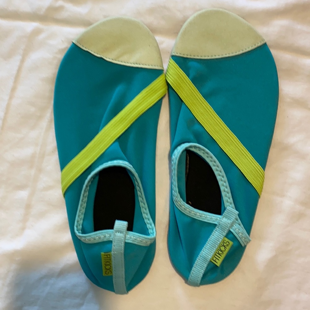 NWOT Fitkicks size small/medium.